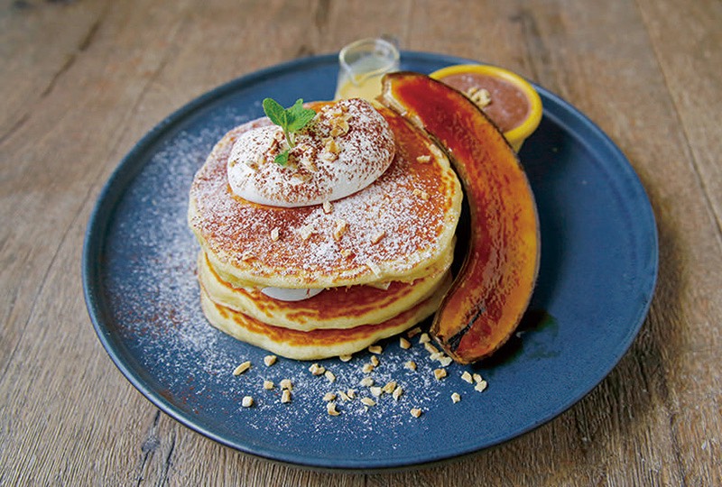 キャラメリゼしたバナナのパンケーキ チョコレートアイス添え