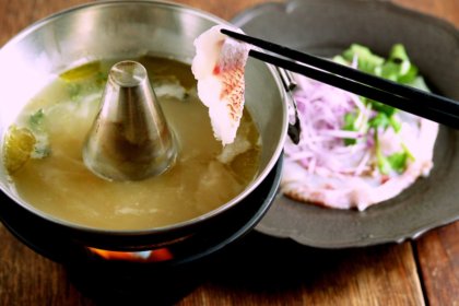 新名物！旬の魚を贅沢に味わう“シロしゃぶ”、魚介の旨みをたっぷり土鍋に詰めこんだ“シロノメシ”が、『ビストロ シロ.』より登場！<br><br>／ビストロ シロ