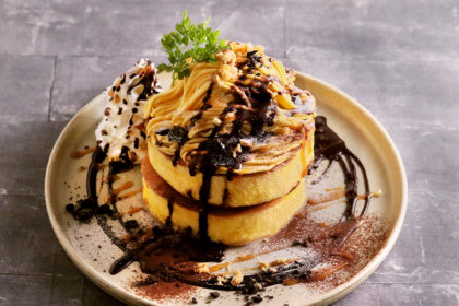 横浜モアーズ3F『MARFA CAFE』から、秋限定「さつまいものモンブランパンケーキ」とぶどうドリンク2種が9/8より新登場！