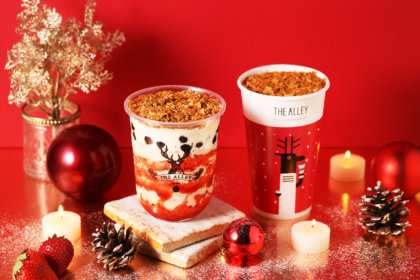 お茶に恋をする本格派ティーストア「THE ALLEY」より、クリスマス限定のスイーツドリンク『カリカリストロベリースイーツラテ』、『カリカリティラミススイーツラテ』が12月1日（火）より新登場！<br><br>／THE ALLEY