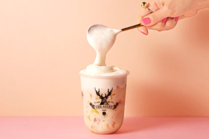 とろーりチーズクリームに夢中！お茶に恋をする本格派ティーストア「THE ALLEY」より、限定ドリンク『チーズクリームメープルミルクティー』が2月15日（月）から販売開始！<br><br>／THE ALLEY