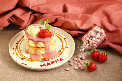 横浜モアーズ3F『MARFA CAFE』から、期間限定「ルビーチョコパンケーキ」と2種の季節限定ドリンクが3/15より登場！