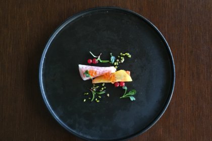 広尾・魚介専門ビストロ『ビストロ シロ.』、メニューはシェフ選りすぐりの魚介を味わうスペシャルコースのみ。<br><br>／ビストロ シロ.