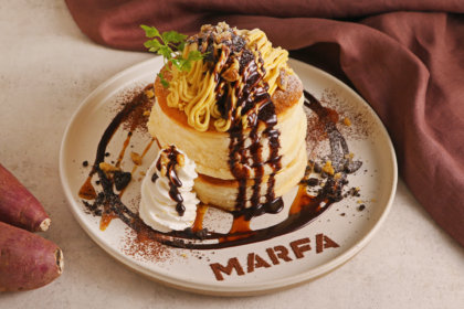 横浜モアーズ3F『MARFA CAFE』から、季節限定「さつまいものモンブランパンケーキ」とぶどうドリンク2種が9/16より登場！