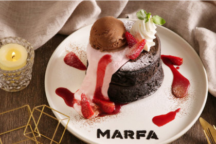 横浜モアーズ3F『MARFA CAFE』から、季節限定「いちごとココアのパンケーキ」と2種のココアが11/16より登場！