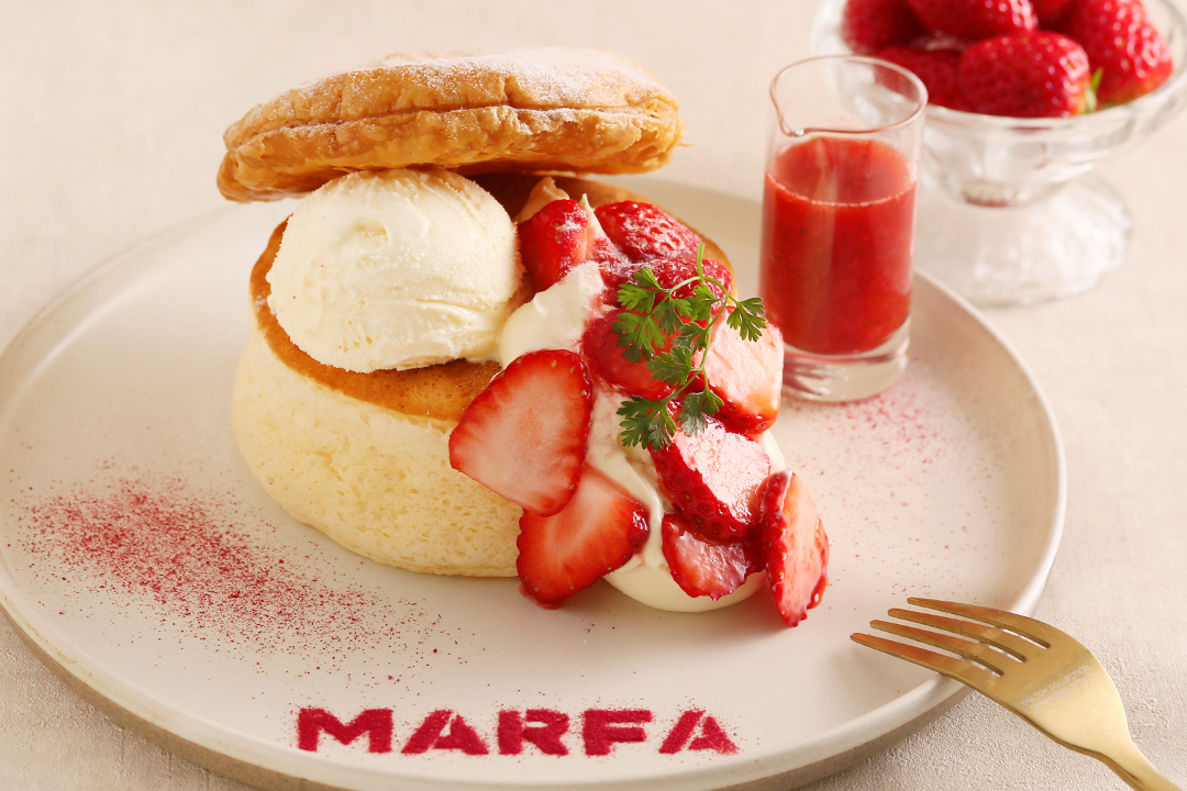 横浜モアーズ３F『MARFA CAFE』から、溢れるいちごのナポレオンパイパンケーキが3/15より登場！
