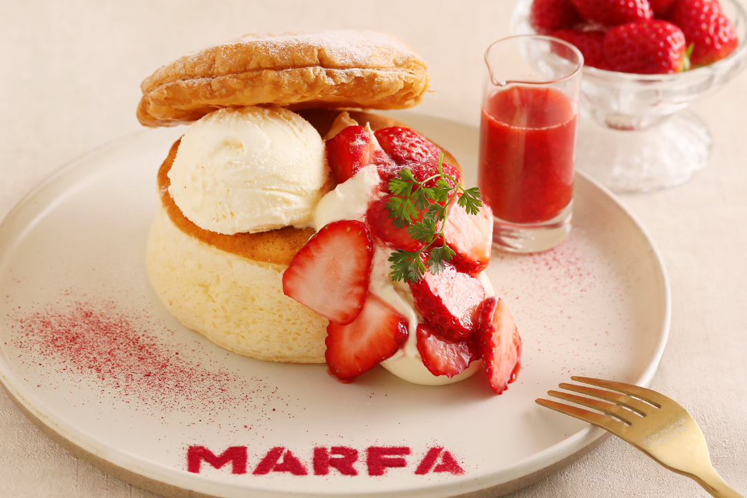 横浜モアーズ3F『MARFA CAFE』から、溢れるいちごのナポレオン