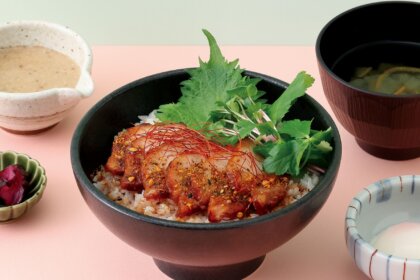 和スパイス香る炙り豚バラ丼を6月18日から期間限定で。阪急西宮ガーデンズ・自然薯とろろ丼専門店「黒十ヤ（コクトウヤ）」