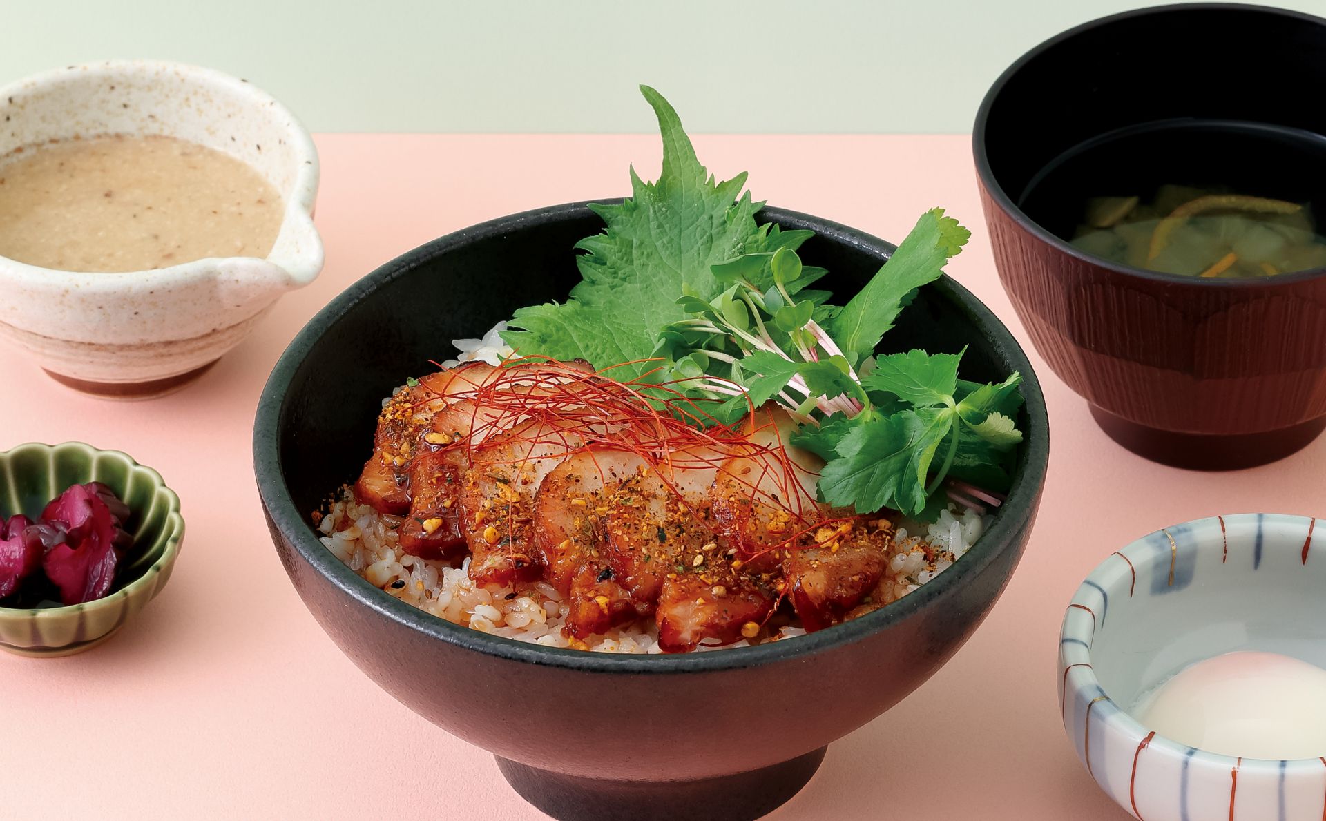 和スパイス香る炙り豚バラ丼を6月18日から期間限定で。阪急西宮