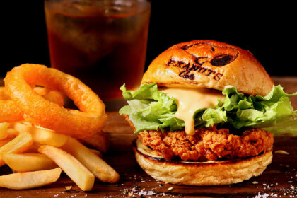 PEANUTS Cafe 名古屋｜ザクッとジューシーなチキンバーガーが新たに登場！