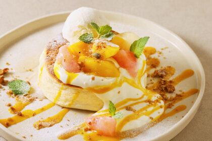YURT CAFE&BBQ PARKより、甘くとろける夏のごほうびパンケーキ!!「ピーチとマンゴーのパンケーキ」が7/23(水）より新登場！