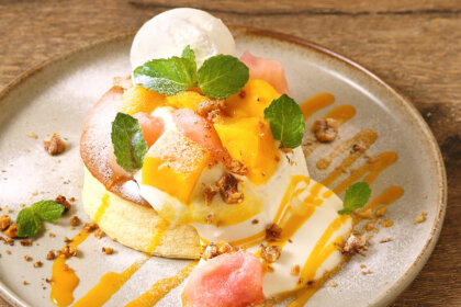 甘くとろける夏のごほうびパンケーキ!!「ピーチとマンゴーのパンケーキ」が「YURT（ユルト）」大名古屋ビルヂング店から、7/23(水）より新登場！