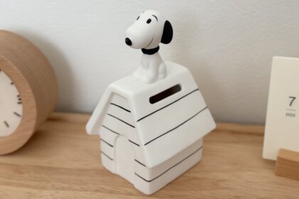 インテリアとしてもおすすめ、スヌーピーのドッグハウス貯金箱が登場！