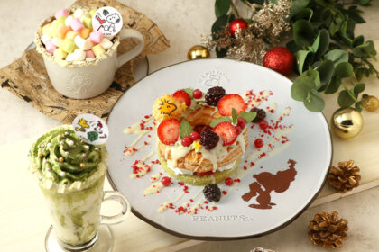 「PEANUTS Cafe スヌーピーミュージアム(南町田)」にて、スヌーピーミュージアムの「Happy Seasons!」をテーマにした、第五弾“ハッピー・クリスマス”の連動メニュー!
