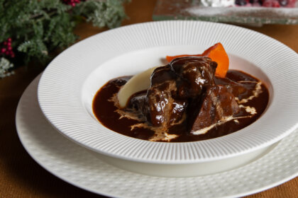 神戸洋食でX’mas。神戸牛や煮込みハンバーグなどで美味しい聖夜を。神戸三宮「洋食屋 神戸デュシャン」で12月24、25日の席数限定でご予約受付開始。