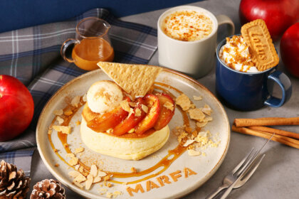 冬の香りと美味しい記憶をMARFA CAFEからお届け!「紅玉リンゴのキャラメルソースパンケーキ」を12/3(水)より新登場!