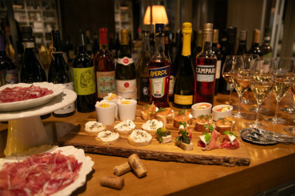 ラグジュアリーライフスタイルメディア「LEON」が提案する大人の社交場「APE LEON」が大阪・梅田に初上陸！中崎町のストリートなワイン＆ビストロ「MONIQUE」にて、4/2（木）開催。