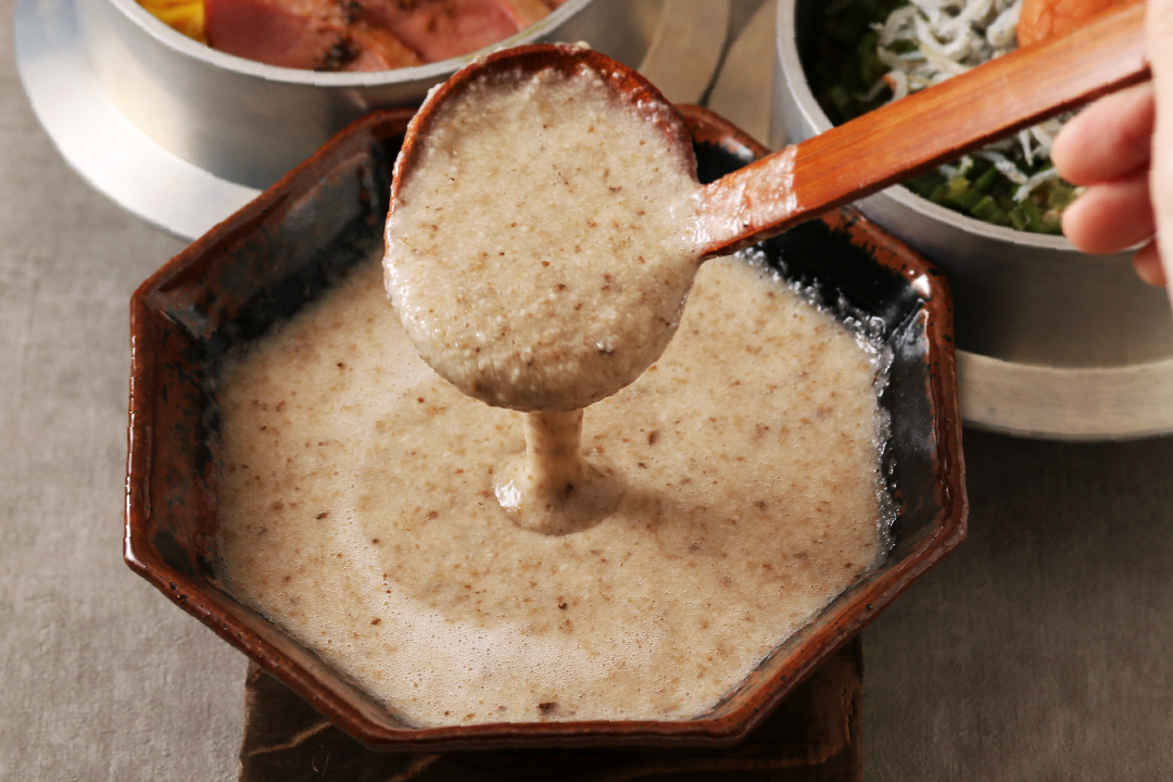 【黒十 釜飯と炙り 横浜モアーズ店開店１周年記念！】「自然薯入りとろろ食べ放題」を3月12日より期間限定で開催