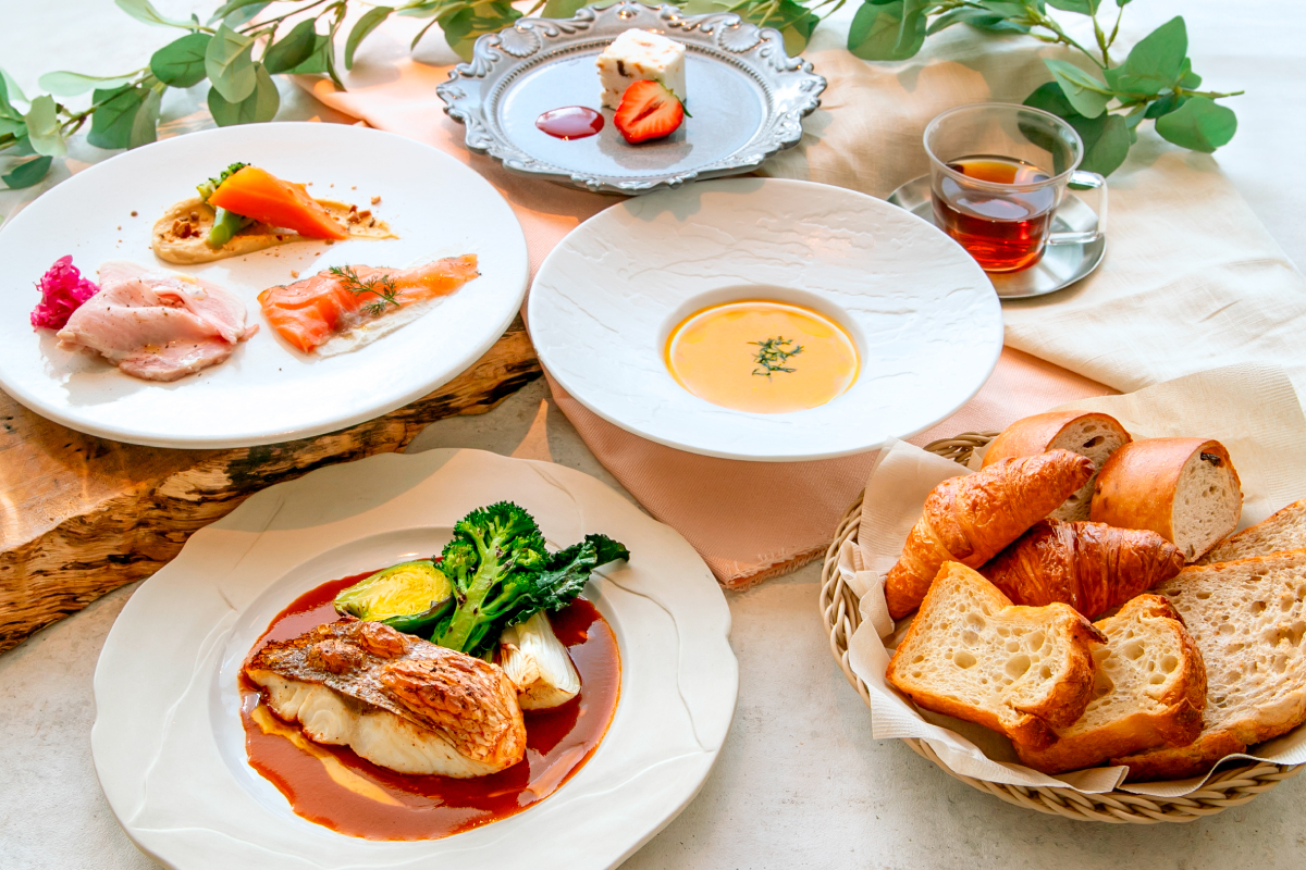 屋上庭園を眺めながら夏を味わう季節限定ランチ。2026年6月23日（火）スタート。 / TOOTH TOOTH GARDEN RESTAURANT