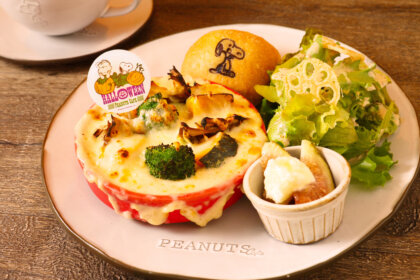 PEANUTS Cafe｜【期間限定】コミックに登場する、スヌーピーとライナスの「かぼちゃ大王」をモチーフにした、シーズナルメニューが登場！