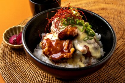 甘辛ヤンニョム × とろけるチーズ 夏の食欲をそそる“旨味唐揚げヤンニョムチーズ丼”がこの夏限定で登場。阪急西宮ガーデンズ・自然薯とろろ丼専門店「黒十ヤ(コクトウヤ)」